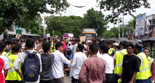 উজিরপুরে সড়ক অবরোধ করে বিক্ষোভ শিক্ষার্থীদের