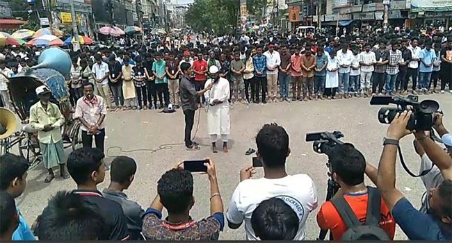 নারায়নগঞ্জে সড়ক অবরোধ করে কোটা আন্দোলনে নিহতের গায়েবানা জানাজা
