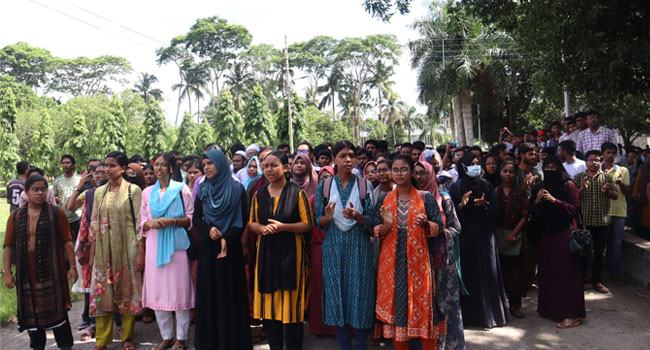 হল বন্ধের ঘোষণার প্রতিবাদে শিক্ষার্থীদের বিক্ষোভ