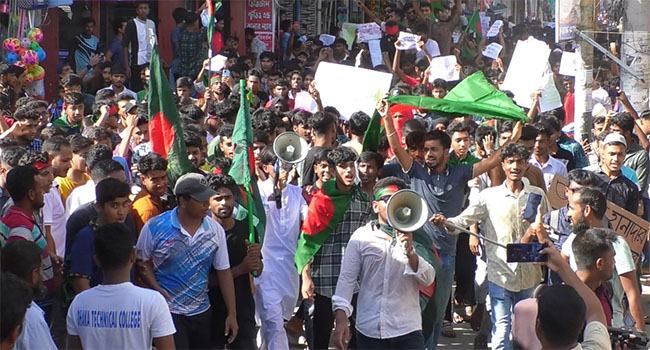বগুড়ার শেরপুরে পুলিশ ও কোটাবিরোধীদের সংঘর্ষ, আহত ২৫, আটক ১