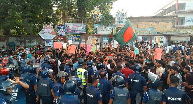 সরাইলে আন্দোলনকারী শিক্ষার্থীদের উপর ছাত্রলীগের হামলা, আহত ২০
