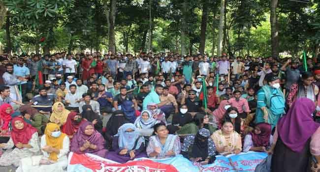 কোটা আন্দোলনকারীদের হত্যার প্রতিবাদে ইবি শিক্ষার্থীদের বিক্ষোভ