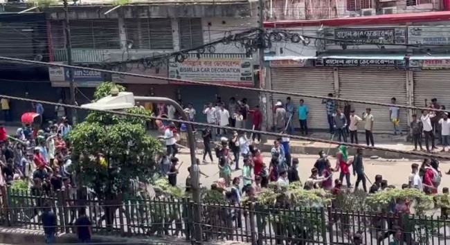 প্রগতি সরণি শিক্ষার্থীদের দখলে
