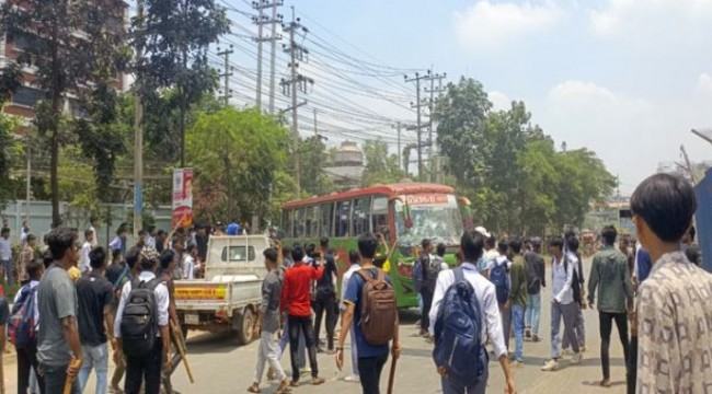 আশুলিয়ার নবীনগর-চন্দ্রা মহাসড়ক অবরোধ, বাস ভাঙচুর