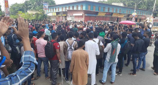 যশোরে দূরপাল্লার বাস চলাচল বন্ধ, শিক্ষার্থীদের মিছিল