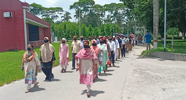 মুখে কালো কাপড় বেঁধে বাকৃবি শিক্ষকদের প্রতিবাদ