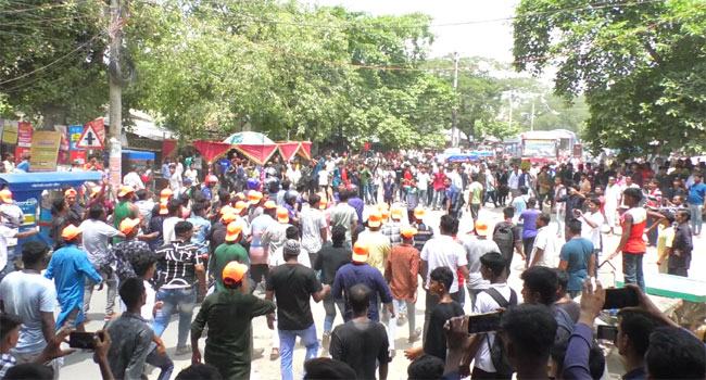 চুয়াডাঙ্গায় শিক্ষার্থীদের সড়ক অবরোধে ছাত্রলীগ-যুবলীগের হামলা