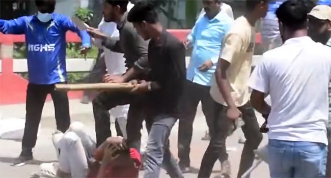 মানিকগঞ্জে ছাত্রলীগ-যুবলীগের হামলায় শতাধিক শিক্ষার্থী আহত