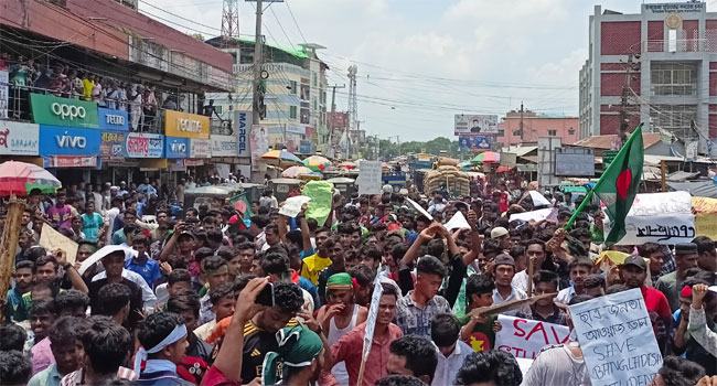 ঈশ্বরগঞ্জে সড়ক অবরোধ করে শিক্ষার্থীদের বিক্ষোভ