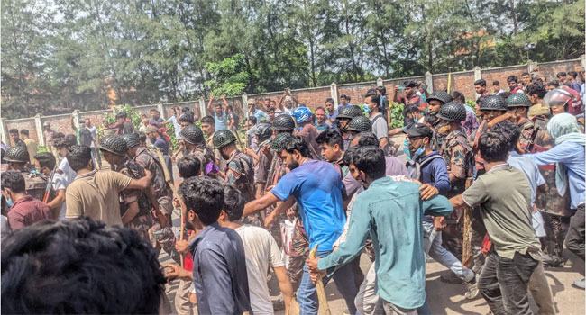 আক্রমণ না করার শর্তে বরিশাল বিশ্ববিদ্যালয় ক্যাম্পাস ছেড়েছে পুলিশ-বিজিবি