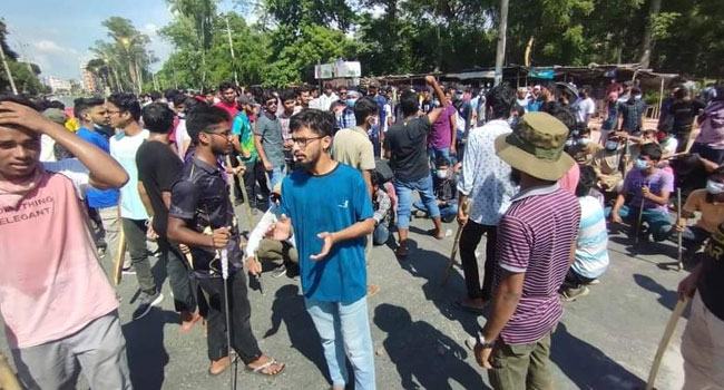 ফের ঢাকা-রাজশাহী মহাসড়ক অবরোধ রাবি শিক্ষার্থীদের
