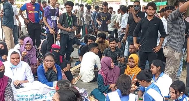 কমপ্লিট শাটডাউন কর্মসূচিতে অচল ঢাকা-আরিচা মহাসড়ক