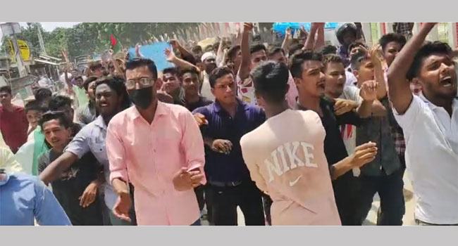 চিরিরবন্দরে বিভিন্ন শিক্ষাপ্রতিষ্ঠানে হামলার প্রতিবাদে বিক্ষোভ মিছিল
