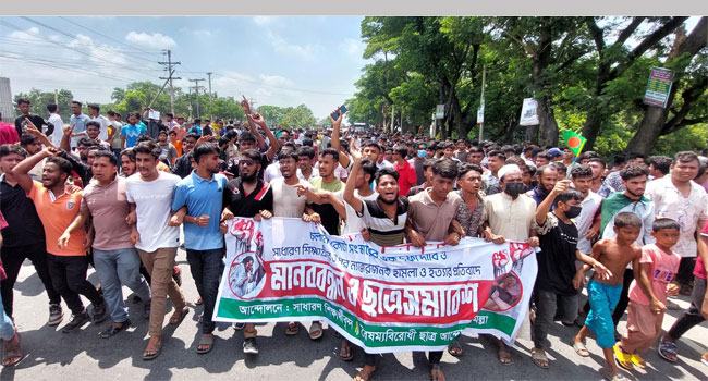 চান্দিনায় ঢাকা-চট্টগ্রাম মহাসড়ক বন্ধ করে শিক্ষার্থীদের বিক্ষোভ