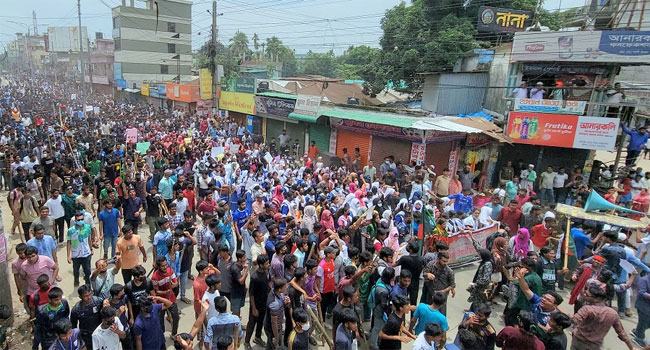 ঠাকুরগাঁওয়ে কোটা বিরোধী মিছিলে পুলিশের গুলি, আহত অর্ধশত