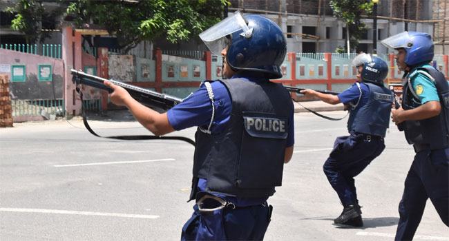 রাজশাহীতে শিক্ষার্থীদের সাথে ছাত্রলীগ-যুবলীগ ও পুলিশের সংঘর্ষ : আহত ১৩