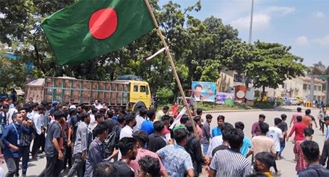 আশুগঞ্জে পুলিশ ও আন্দোলনকারীদের মধ্য ধাওয়া-পাল্টা ধাওয়া
