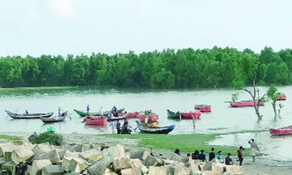 মাছ ধরতে সাগরে যাচ্ছেন জেলেরা