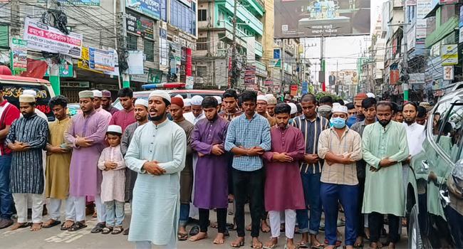 ফেনী‌তে গায়বানা জানাজায় অংশ নি‌লো হাজ‌া‌রো মুস‌ল্লি