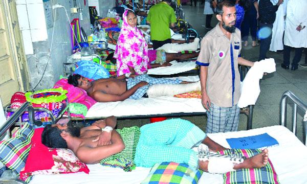 গুলিবিদ্ধরা কাতরাচ্ছেন হাসপাতালের বেডে