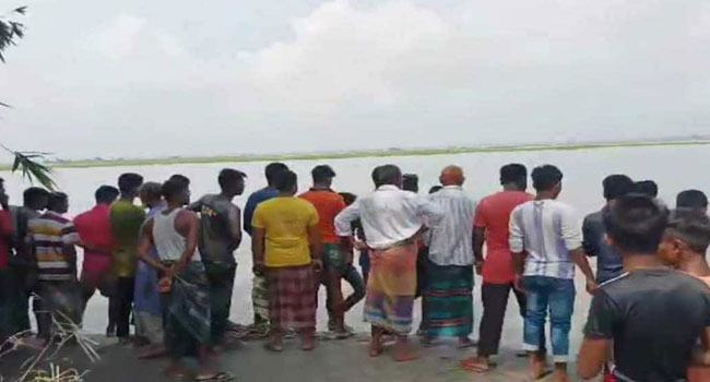 গাইবান্ধায় তিস্তা নদীতে সিমেন্ট ব্লক ফেলতে গিয়ে নৌকা ডুবে ৩ শ্রমিক নিখোঁজ