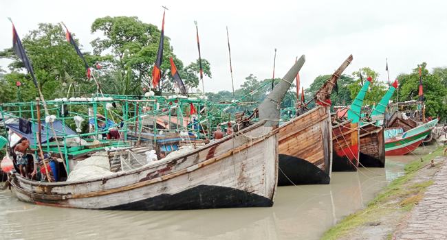সাগর উত্তাল, নিরাপদ আশ্রয়ে জেলেরা