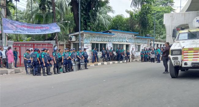 প্রেসক্লাবের সামনে কঠোর অবস্থানে আইনশৃঙ্খলা বাহিনী