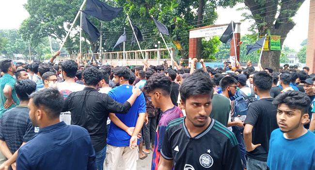 ঠাকুরগাঁওয়ে শিক্ষার্থীদের কালো পতাকা মিছিল