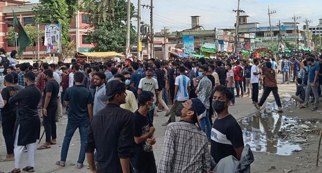 নোয়াখালীতে শিক্ষার্থীদের সড়ক অবরোধ, অবস্থান কর্মসূচি পালিত
