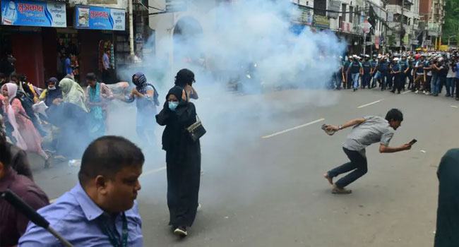 চট্টগ্রামে বিক্ষোভকারীদের সাথে পুলিশের সংঘর্ষ