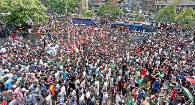 কিভাবে একটি সুশৃঙ্খল আন্দোলন সহিংসতায় রূপ নিলো