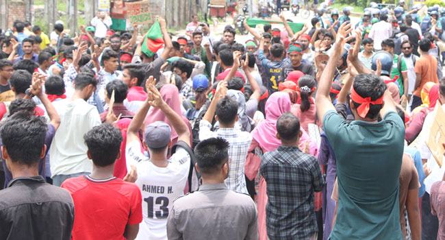 খুলনায় শিক্ষার্থীদের সড়ক অবরোধ করে বিক্ষোভ