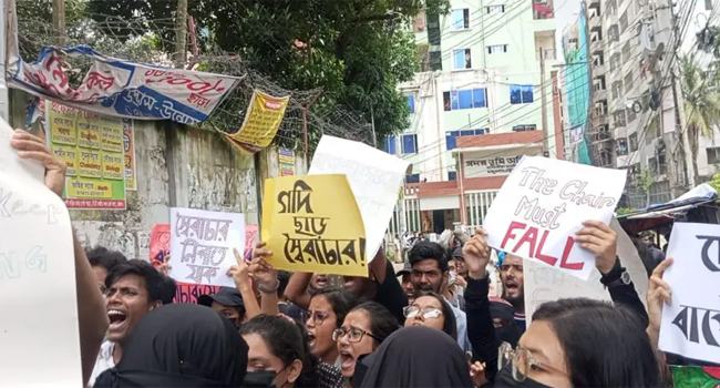 চট্টগ্রামের আদালত চত্বরে বিক্ষোভকারীদের অবস্থান