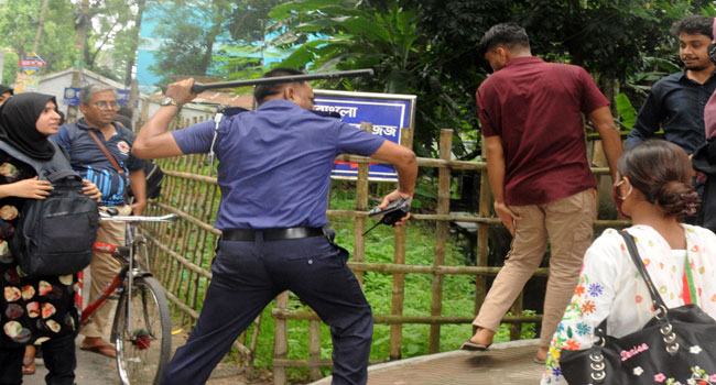 যশোরে কোটাবিরোধী ছাত্র আন্দোলনের মিছিলে পুলিশের লাঠিচার্জ