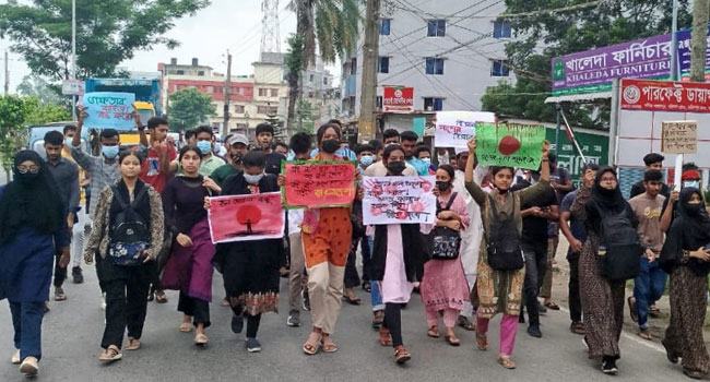 ফরিদপুরে হত্যাকারীদের বিচার দাবিতে শিক্ষার্থীদের বিক্ষোভ