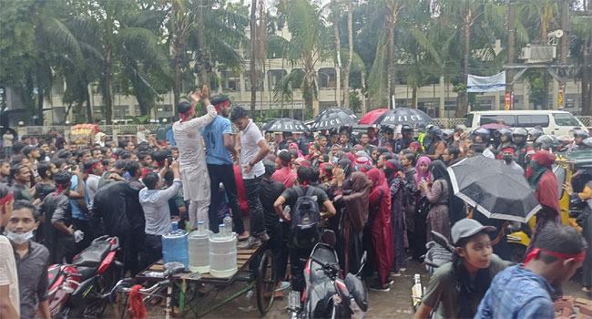 চাঁদপুরে বৃষ্টি উপেক্ষা করে ন্যায় বিচারের দাবিতে শিক্ষার্থীদের পদযাত্রা
