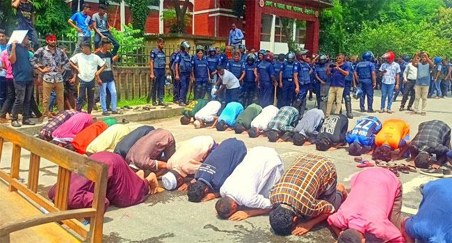 আন্দোলনের সময় রাজপথেই নামাজ আদায়