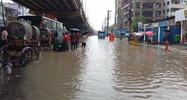 ভারী বৃষ্টিপাতে জলাবদ্ধ চট্টগ্রাম নগরী, বিপাকে কর্মজীবীরা