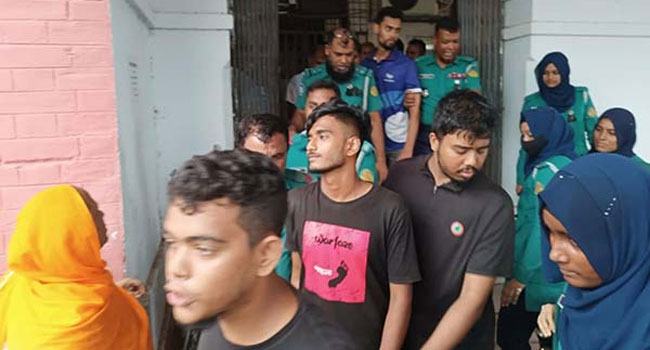 খুলনায় শিক্ষার্থী-পুলিশ সংঘর্ষ : অভিযুক্ত ৩০০, গ্রেফতার ১১