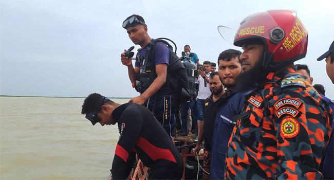 শরীয়তপুরে মেঘনায় ট্রলারডুবিতে মা-মেয়ে নিহত, বরসহ নিখোঁজ ৩