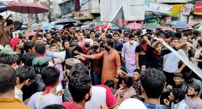 ফেনীতে তুমুল বৃষ্টি উপেক্ষা করে ছাত্র-জনতার গণবিক্ষোভ