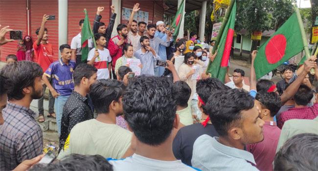পূর্বধলায় বাধা উপেক্ষা করে শিক্ষার্থীদের বিক্ষোভ