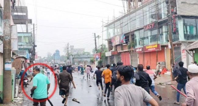লক্ষ্মীপুরে আন্দোলনকারীদের ওপর হামলা, চেয়ারম্যানের গাড়িচালকের হাতে আগ্নেয়াস্ত্র