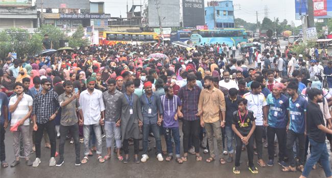 প্রবল বৃষ্টি উপেক্ষা করে যশোরে শিক্ষার্থীদের বিশাল বিক্ষোভ