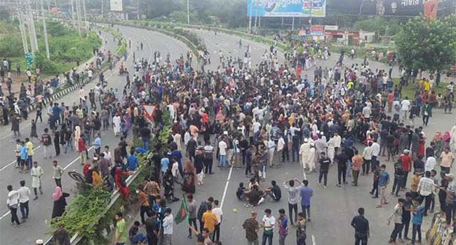 টাঙ্গাইলে শিক্ষার্থীদের মহাসড়ক অবরোধ