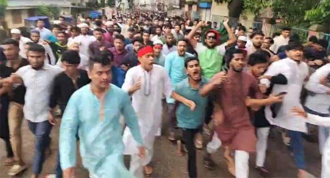বৃষ্টি উপেক্ষা করে ভোলায় শিক্ষার্থীদের গণমিছিল
