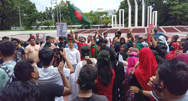 কেন্দ্রীয় শহীদ মিনারে জড়ো হচ্ছেন সাধারণ শিক্ষার্থী ও অভিভাবকরা