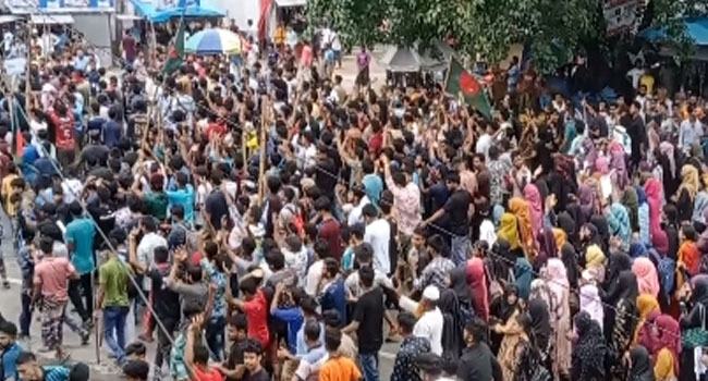 উল্লাপাড়ায় মহাসড়ক অবরোধ করে শিক্ষার্থীদের বিক্ষোভ