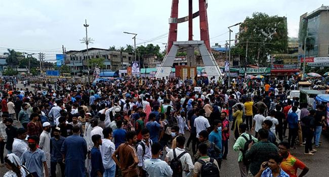 শিক্ষার্থীদের দখলে নারায়ণগঞ্জ শহর