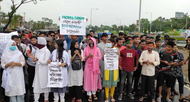 পটুয়াখালী‌ ঢাকা মহাসড়‌কে শিক্ষার্থী‌দের বি‌ক্ষোভ